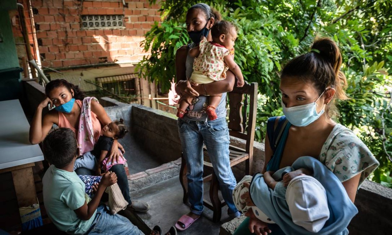 Mães, cujas famílias passam fome, esperam por uma refeição em Caracas, na Venezuela (08.12.2020). Contraceptivos não são acessíveis para a maioria das venezuelanas, o que as leva a gravidezes indesejadas em um momento em que mal conseguem alimentar os filhos que já têm Foto: MERIDITH KOHUT / NYT