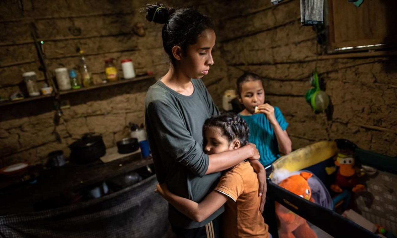 Johanna Guzman, 25 anos, cuida dos filhos em sua casa nos arredores de Caracas (07.12.20). Contraceptivos não são acessíveis para a maioria das venezuelanas, o que as leva a gravidezes indesejadas em um momento em que mal conseguem alimentar os filhos que já têm Foto: MERIDITH KOHUT / NYT