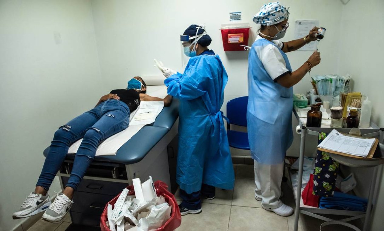 Yuliany Lopez, 21 anos, implanta um DIU em uma clínica de saúde feminina em Caracas (04.12.2020). Contraceptivos não são acessíveis para a maioria das venezuelanas, o que as leva a gravidezes indesejadas em um momento em que mal conseguem alimentar os filhos que já têm Foto: MERIDITH KOHUT / NYT