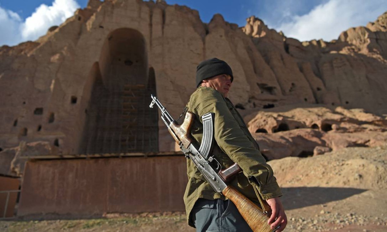 Policial patrulha o local das estátuas dos Budas de Bamiyan, que foram destruídas pelo Talibã em 2001, na província de Bamiyan Foto: WAKIL KOHSAR / AFP
