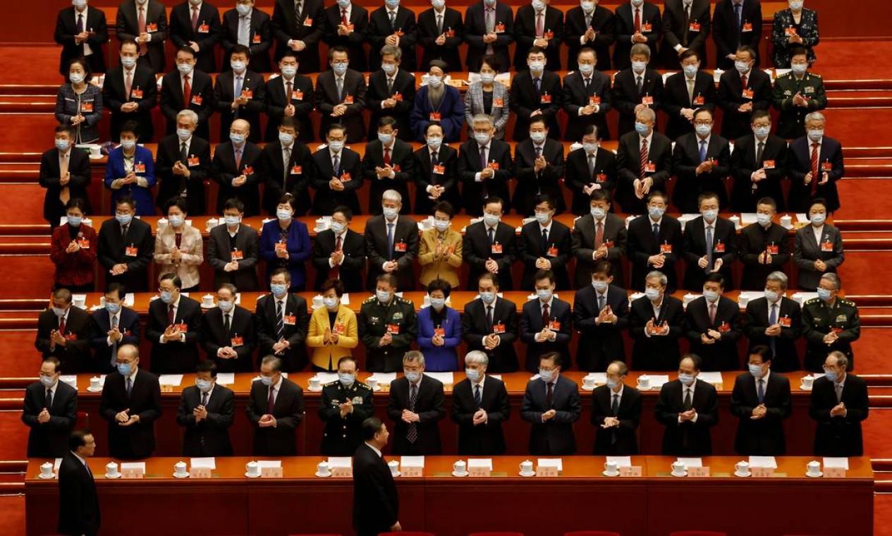 O presidente chinês Xi Jinping e o primeiro-ministro Li Keqiang chegam para a sessão de encerramento da Conferência Consultiva Política do Povo Chinês (CCPPC), no Grande Salão do Povo em Pequim, China Foto: CARLOS GARCIA RAWLINS / REUTERS