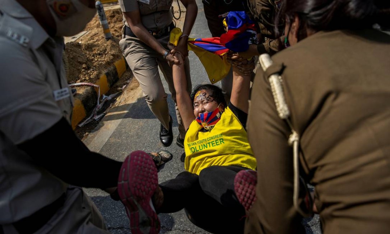 Policiais detêm um tibetano durante um protesto realizado para marcar o 62º aniversário do levante tibetano contra o domínio chinês, em frente à Embaixada da China, em Nova Delhi, Índia Foto: DANISH SIDDIQUI / REUTERS