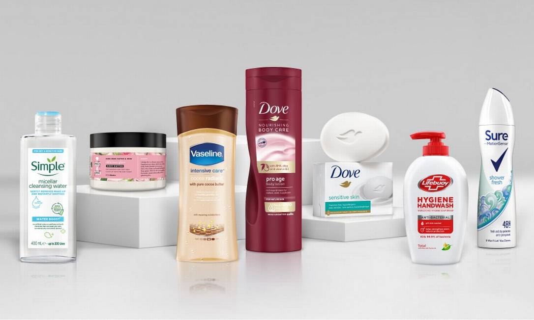 Ilustração do folheto de 2021 mostra os produtos de beleza da Unilever sem a palavra 'normal' na embalagem do produto Foto: UNILEVER / via REUTERS