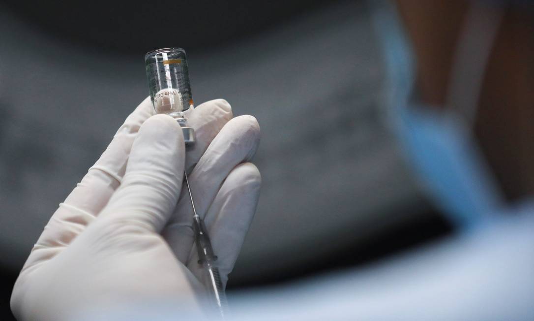 Profissional de saúde prepara uma dose de vacina contra a Covid-19 Foto: LUISA GONZALEZ / REUTERS