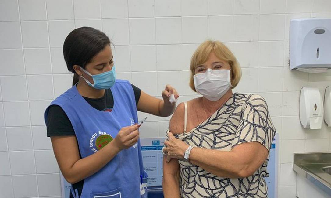Consuelo da Costa Paes, de 76 anos, mãe do prefeito Eduardo Paes, recebeu a vacina contra Covid-19 Foto: Reprodução/Instagram