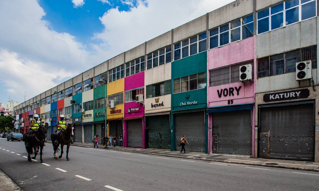 Rua José Paulino, um das maiores do comércio do bairro Bom Retiro, no centro de São Paulo, seguirá fechada Foto: Edilson Dantas / Agência O Globo
