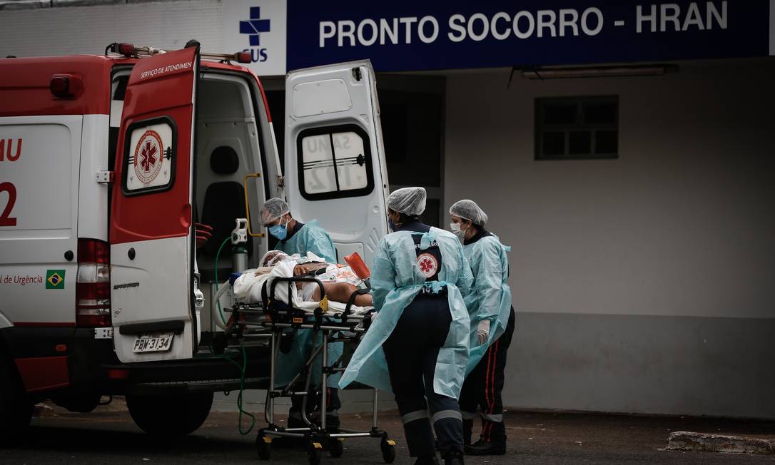 Pacientes com Covid-19 são transferidos do HRAN, Hospital Regional da Asa Norte, em Brasília Foto: Pablo Jacob / Agência O Globo