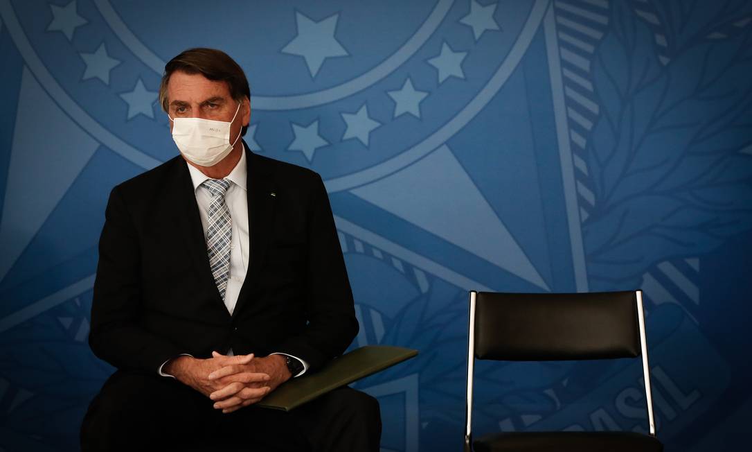Usando máscara, o presidente Jair Bolsonaro participa de um evento no Palácio do Planalto Foto: Pablo Jacob/Agência O Globo