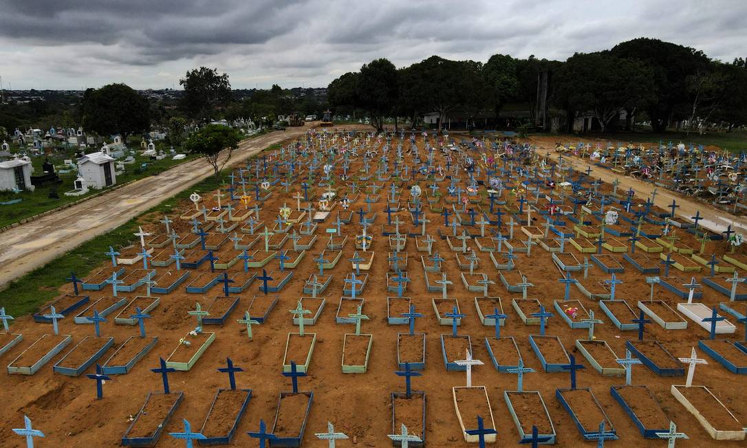 Vista aérea do cemitério do Parque Tarumã em meio à crise do coronavírus, em Manaus, Amazonas Foto: Bruno Kelly / Reuters - 25/02/2021
