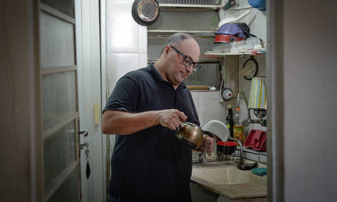 Salim Alkhrezati na cozinha de sua casa na Zona Leste de São Paulo Foto: Marco Ankosqui / Agência O Globo