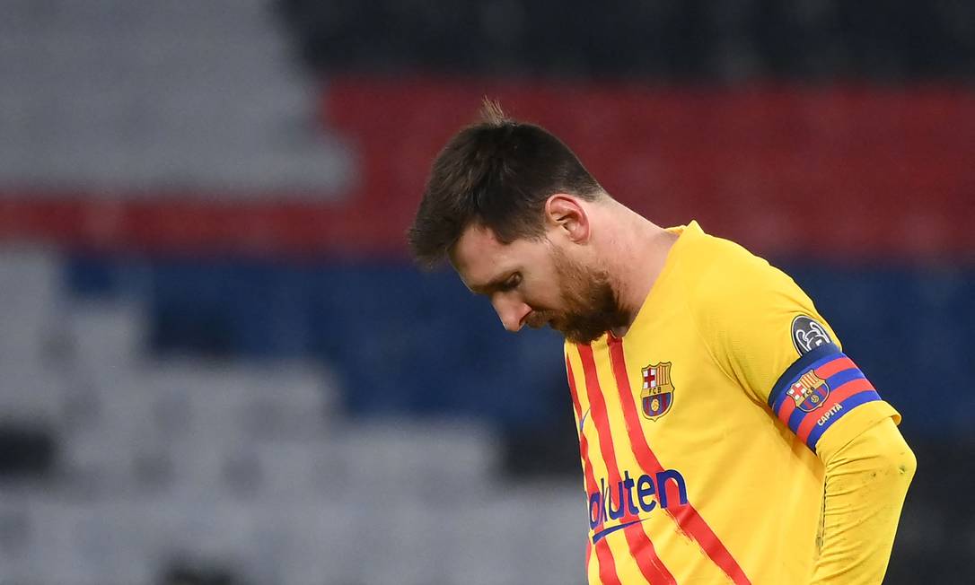 Messi perde pênalti, e Barcelona é eliminado da Champions pelo