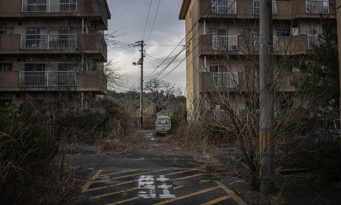 Mato cresce em condomínio de Futuba, cidade mais próxima da usina nuclear de Fukushima Foto: JAMES WHITLOW DELANO / NYT