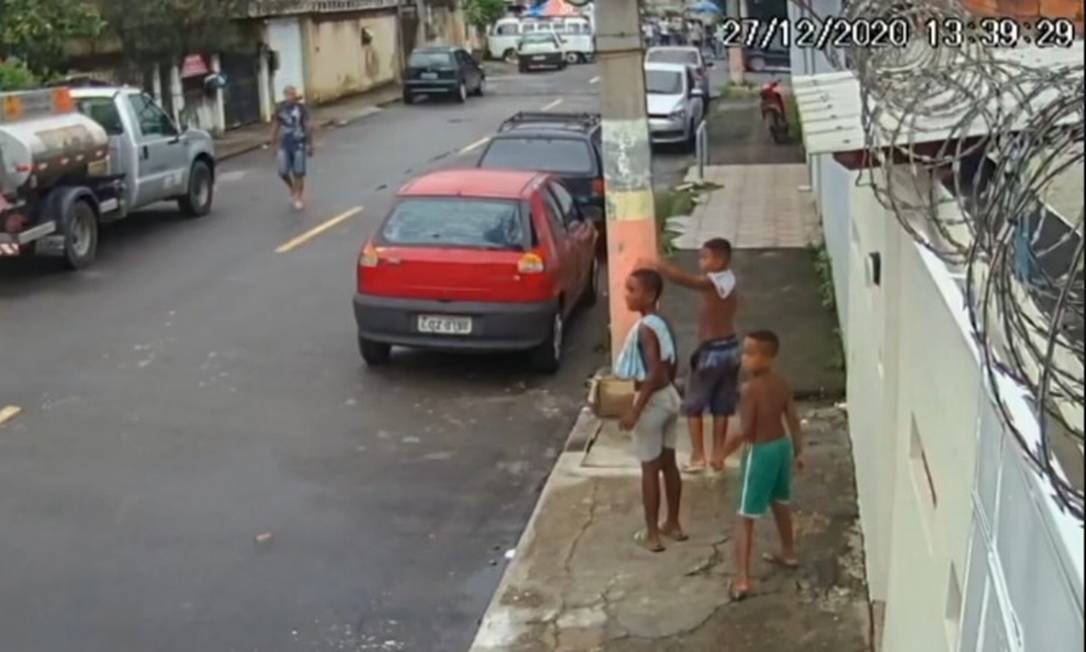 Câmera de segurança flagrou Fernando Henrique, Alexandre e Lucas caminhando em rua próxima de onde desapareceram Foto: Reprodução/TV Globo