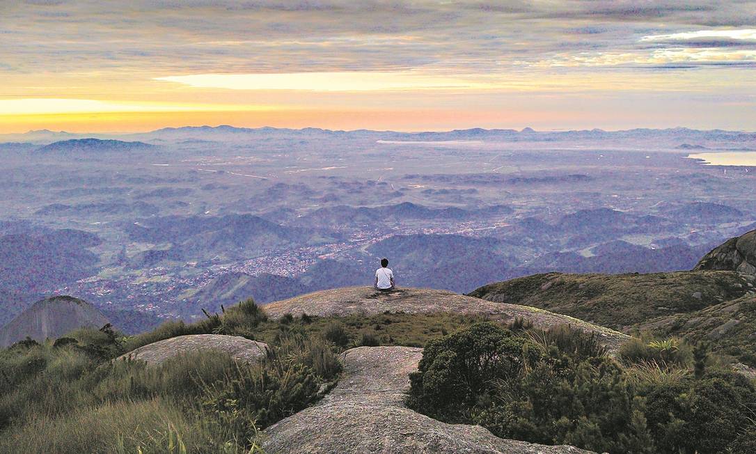 Vista a partir do topo da Pedra do Sino, no Parque Nacional da Serra dos Órgãos, em Teresópolis, Região Serrana do Rio de Janeiro Foto: Alexandrebvd / Creative Commons / Reprodução