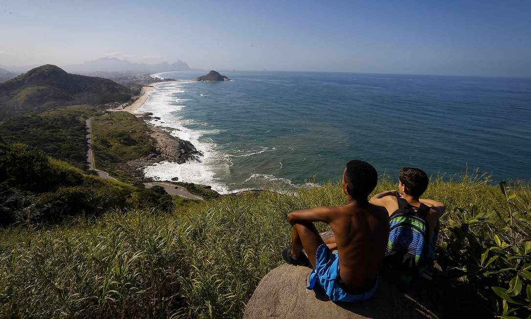 Jovens no Mirante do Caeté, no Parque Municipal Natural da Prainha, na Zona Oeste do Rio, em foto de julho de 2018 Foto: Pablo Jacob / Agência O Globo