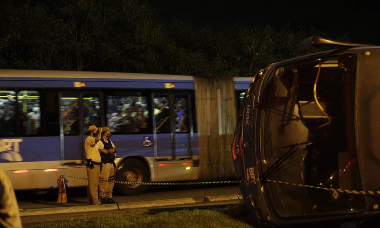 BRT tombou na Avenida das Américas, Zona Oeste do Rio Foto: Alexandre Cassiano / Agência O Globo
