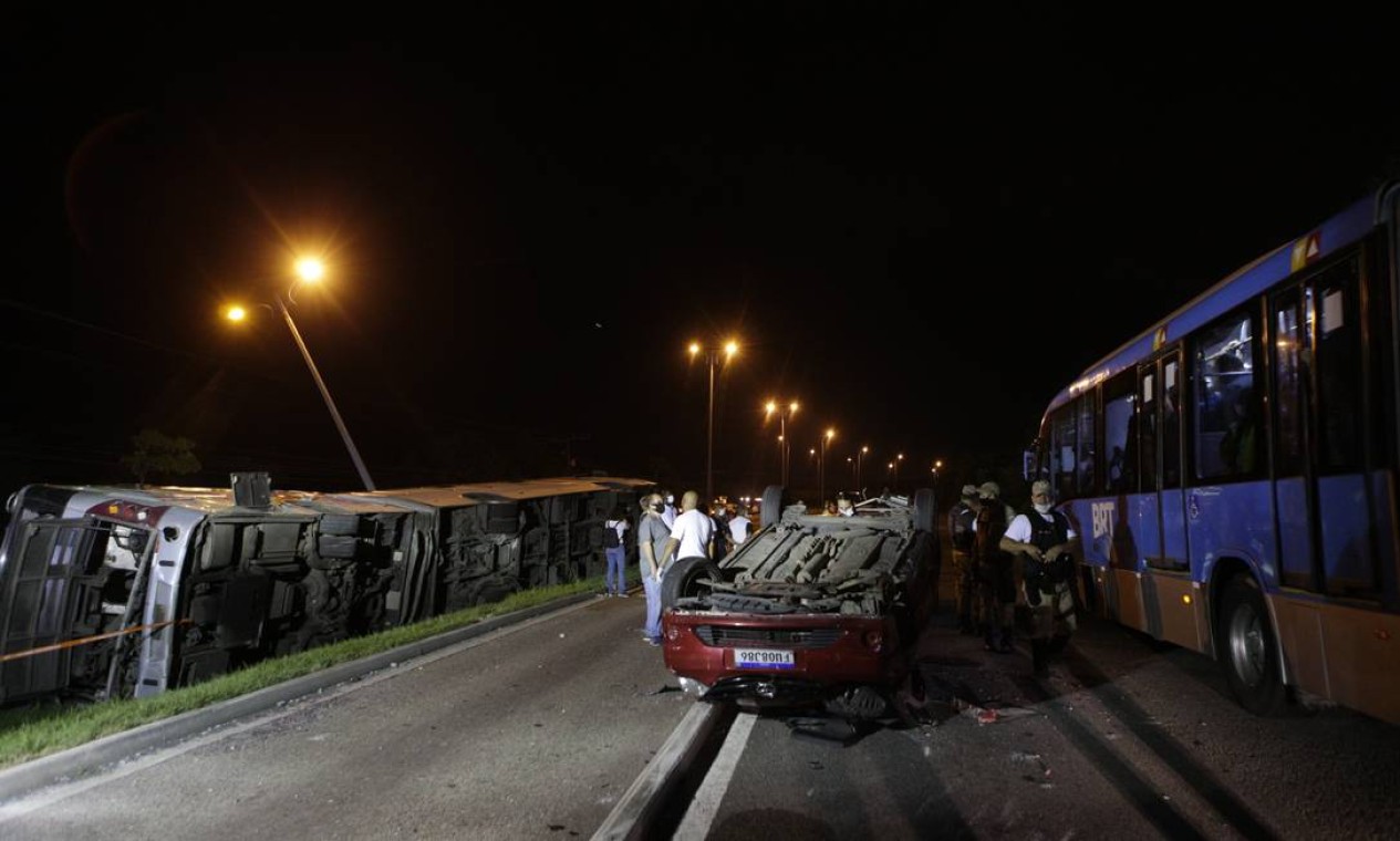 Acidente com BRT na altura de Guaratiba causou uma morte Foto: Alexandre Cassiano / Agência O Globo