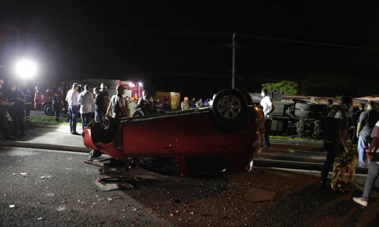 Vítima morta no acidente estava no interior do ônibus Foto: Alexandre Cassiano / Agência O Globo