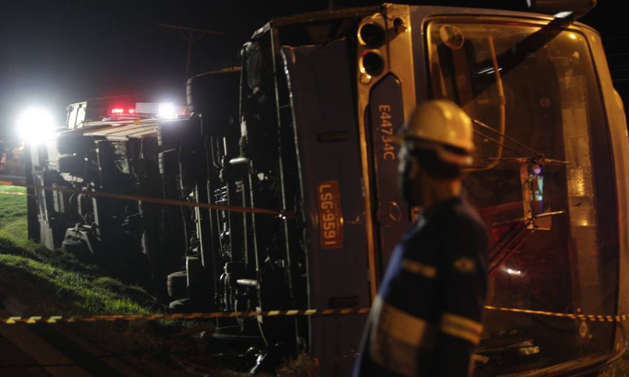 Corpo de Bombeiros foi acionado para socorrer as vítimas Foto: Alexandre Cassiano / Agência O Globo