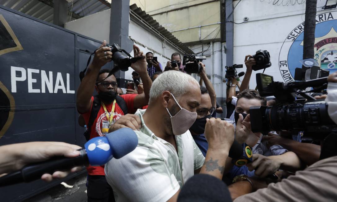 Belo deixando a cadeia de Benfica Foto: Gabriel de Paiva/18.02.2021 / Agência O Globo