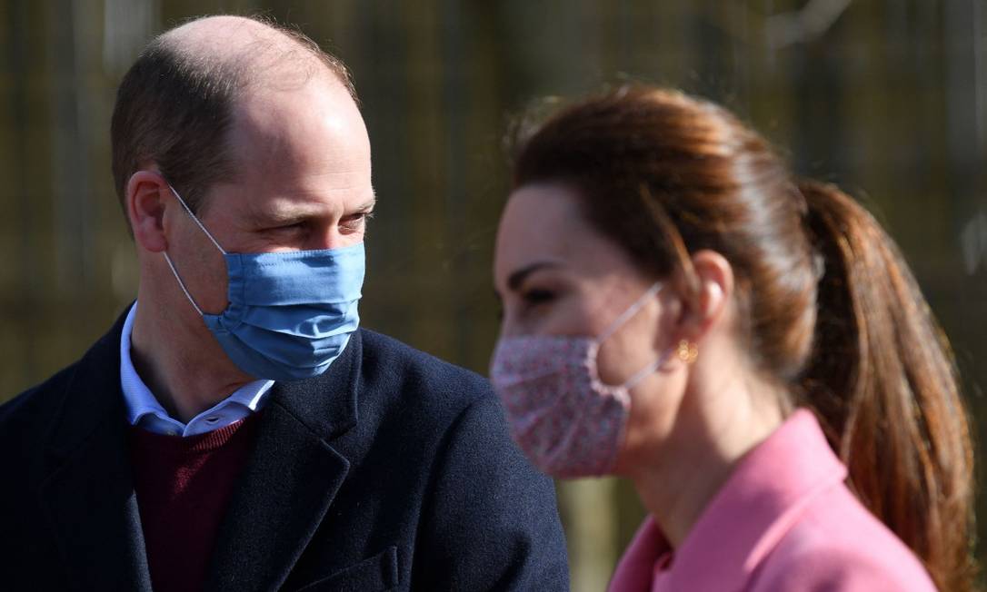 Príncipe William e Kate Middleton, durante visita à escola em Londres Foto: JUSTIN TALLIS / AFP
