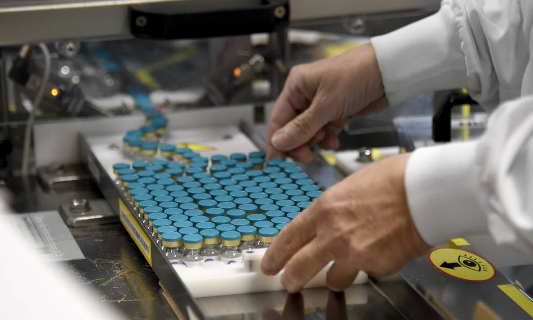 Imagem ilustrativa de funcionário trabalhando em linha de produção na fábrica da multinacional farmacêutica britânica GlaxoSmithKline (GSK) no norte da França, em dezembro de 2020 Foto: FRANCOIS LO PRESTI / AFP