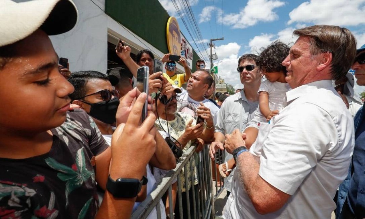 Com seu negacionismo, Bolsonaro transformou aparições públicas em cenas de campanha pré-pandemia, com abraços e beijos indiscriminados diante de aglomeração de apoiadores Foto: Alan Santos / PR - 30/12/2020