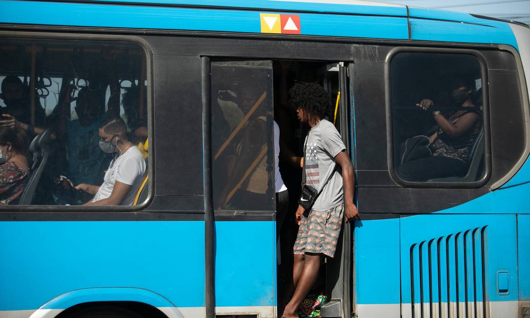 BRT lotado circula com a porta aberta Foto: Brenno Carvalho/04.03.2021 / Agência O Globo