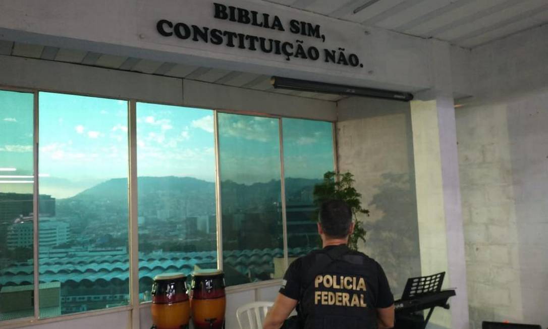 Um dos agentes durante as buscas Foto: Polícia Federal / Divulgação