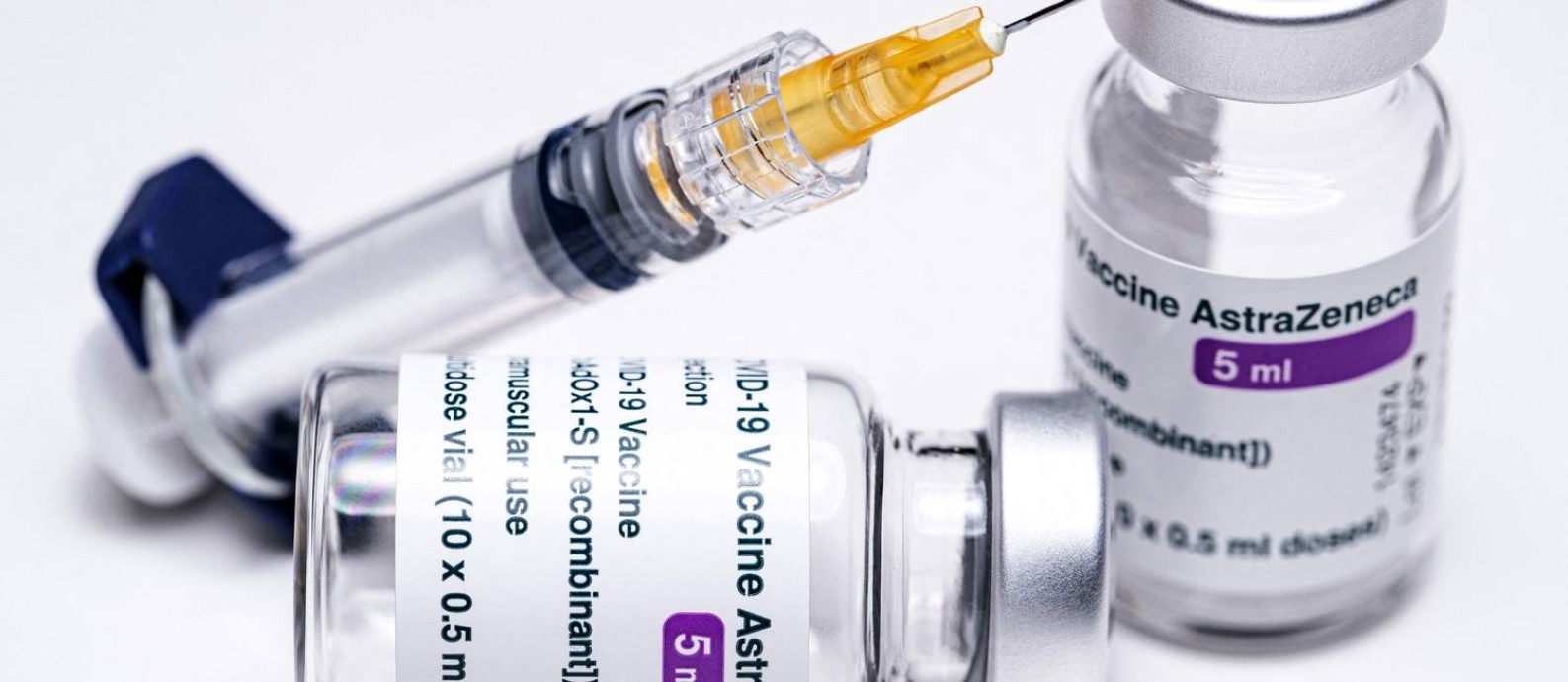 Frascos da vacina da AstraZeneca, desenvolvida em parceria com a Universidade de Oxford: imunizante recebeu registro definitivo no Brasil Foto: JOEL SAGET / AFP