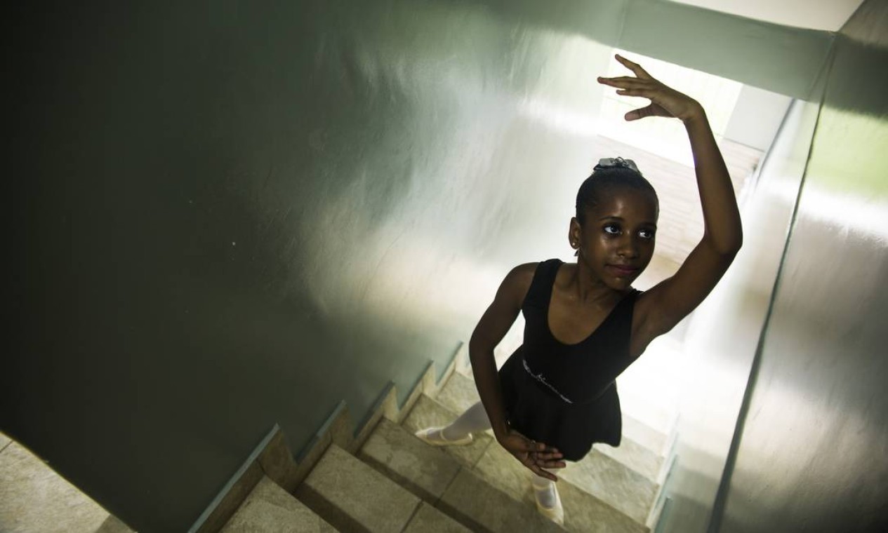 Aulas online ajudam as pequenas bailarinas a manterem a forma e flexibilidade Foto: Maria Isabel Oliveira / Agência O Globo
