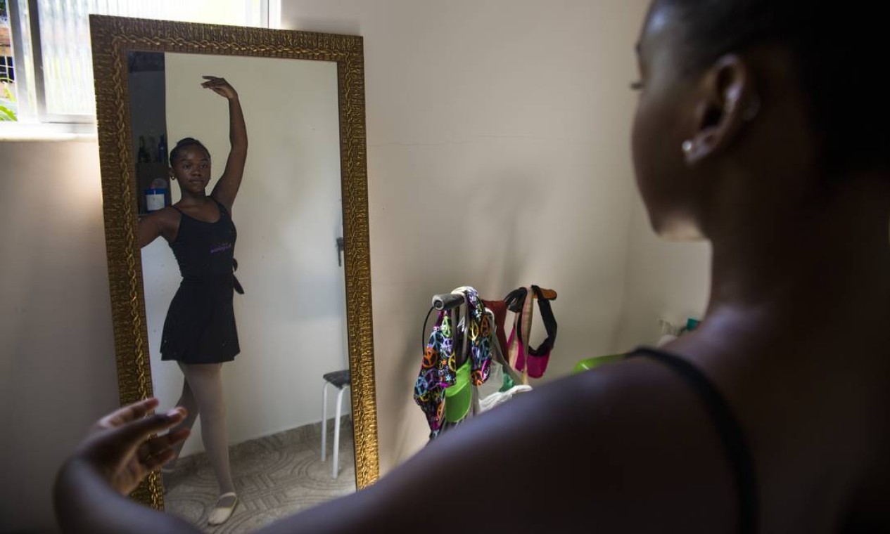 O projeto promoveu o teste de suas alunas para COVID-19. Em janeiro, a fundadora do Ballet Manguinhos, Daiana Ferreira, 32 anos, morreu vítima da doença Foto: Maria Isabel Oliveira / Agência O Globo