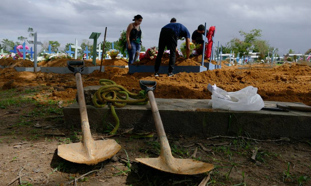 Enterro de vítimas de Covid-19 no cemitério Nossa Senhora Aparecida, em Manaus Foto: Sandro Pereira/Fotoarena/Agência O Globo/2-2-2021