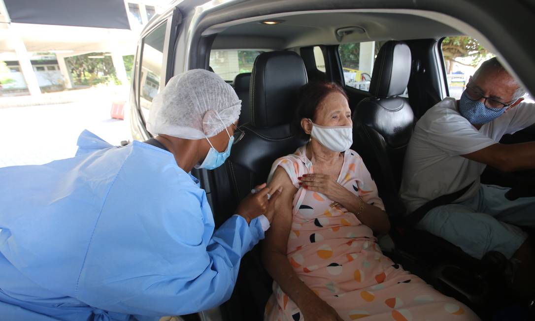 
Maria Madalena de Castro, de 86 anos, recebe a vacina no drave thru do Campus da UFF do Gragoatá.
Foto: divulgação/luciana carneiro