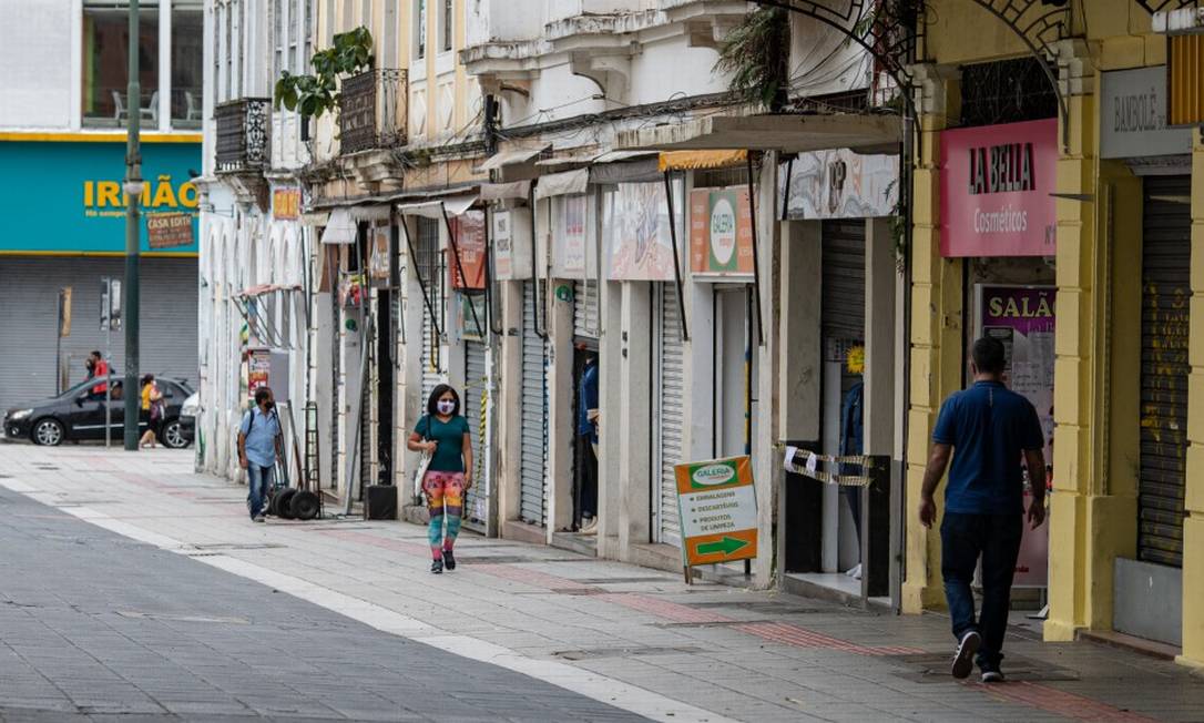 Rua comercial em Curitiba com a maior parte das lojas fechadas durante endurecimento de medidas de contenção contra Covid-19 Foto: Fotoarena / Agência O Globo