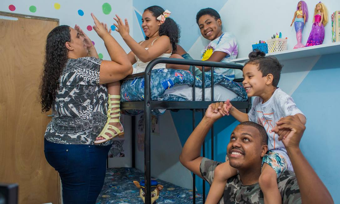 Cristiane e Rafael adotaram três irmãos durante a pandemia Foto: Edilson Dantas / Agência O Globo