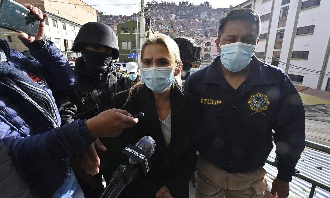 A ex-presidente interina Jeanine Áñez é escoltada por policiais ao chegar detida a La Paz Foto: AIZAR RALDES/AFP 