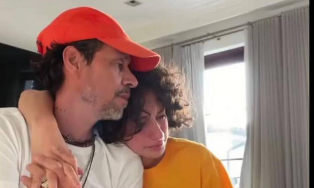Emme, de 13 anos, filha de J-Lo, aparece chorando nos braços do pai Marc Anthony, em videochamada com a cantora Foto: Reprodução