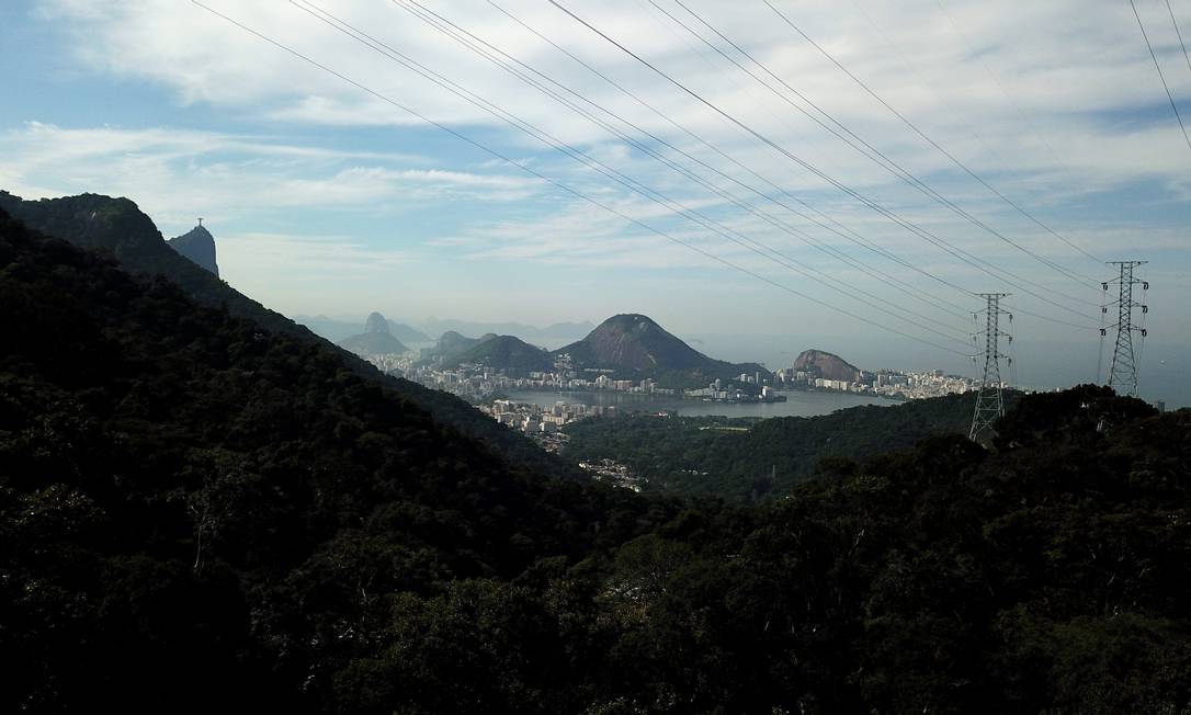 Linhas de transmissão de energia elétrica no Rio Foto: Custódio Coimbra / Agência O Globo