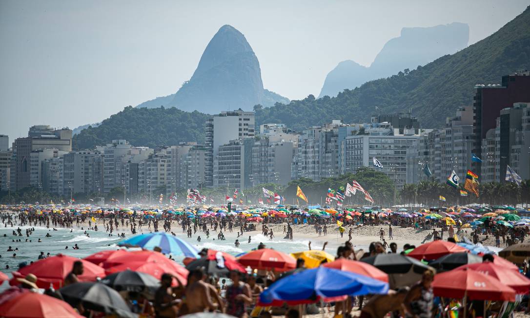 Praia do Leme na tarde deste domingo. Foto: Hermes de Paula / Agência O Globo
