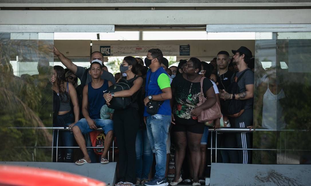 Passageiros aglomerados e muitos sem máscara na Estação do Mato Alto Foto: Brenno Carvalho / Agência O Globo