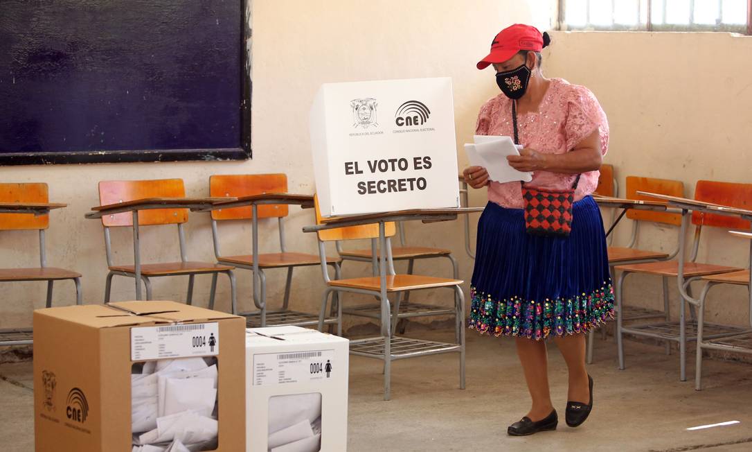 Uma "chola" entrega seu voto na escola Fausto Molina durante as eleições presidenciais de 2021, em Cuenca, Equador Foto: CRISTINA VEGA RHOR / AFP/07-02-2021