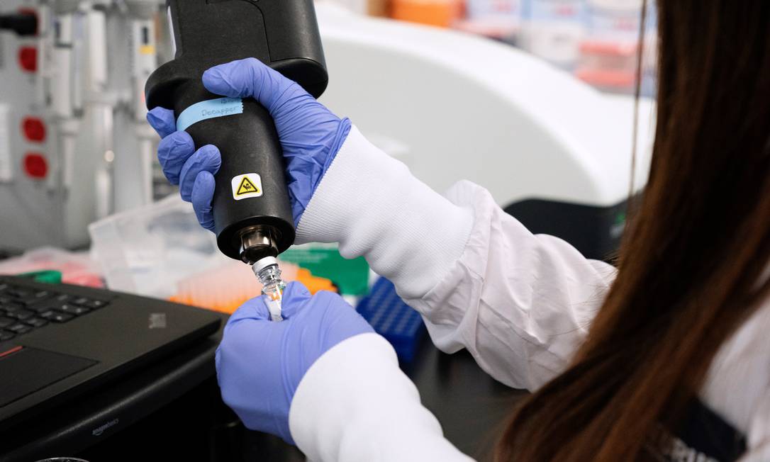 Cientista pesquisa vacina contra a Covid-19 Foto: BING GUAN / Reuters