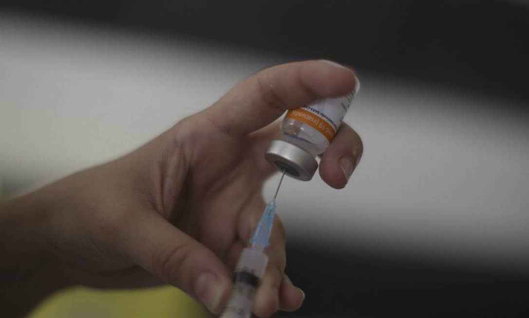 Dose de CoronaVac, pouco antes da aplicação na última sexta-feira. Vacinação parou na capital Foto: Márcia Foletto / Agência O Globo