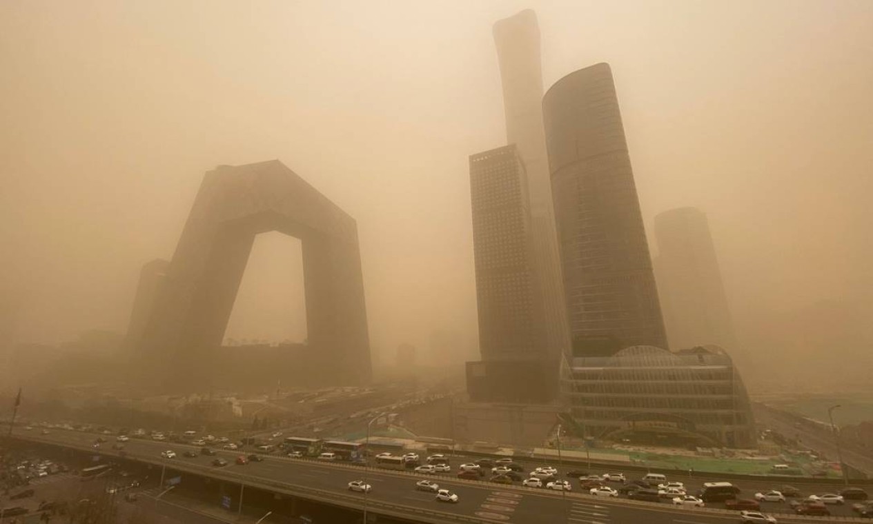 Tempestade de areia atinge Pequim e transforma paisagem da capital chinesa Foto: LEO RAMIREZ / AFP