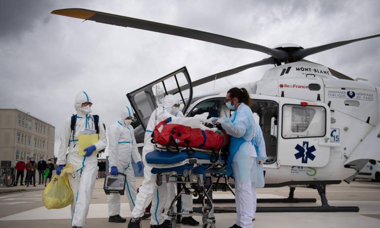 O governo da França vai transferir cerca de 100 pacientes da Covid-19 das UTIs na região de Paris durante a semana| para outras partes do país para evitar o colapso na capital Foto: LOIC VENANCE / AFP