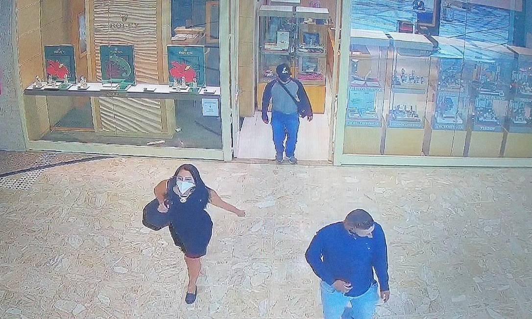 Criminosos deixam a joalheria após o roubo dentro do Barra Shopping Foto: Reprodução