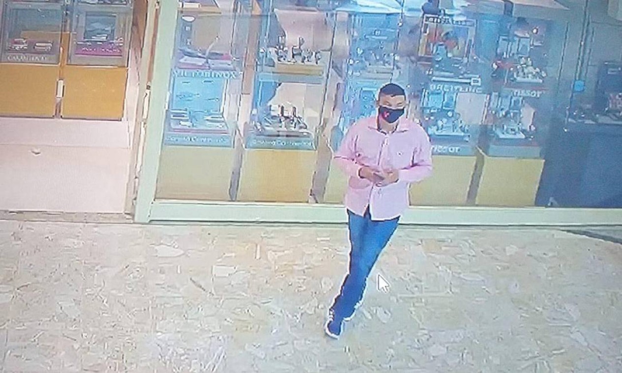Um dos bandidos vigia a entrada da joalheria enquanto o roubo é realizado no Barra Shopping Foto: Reprodução