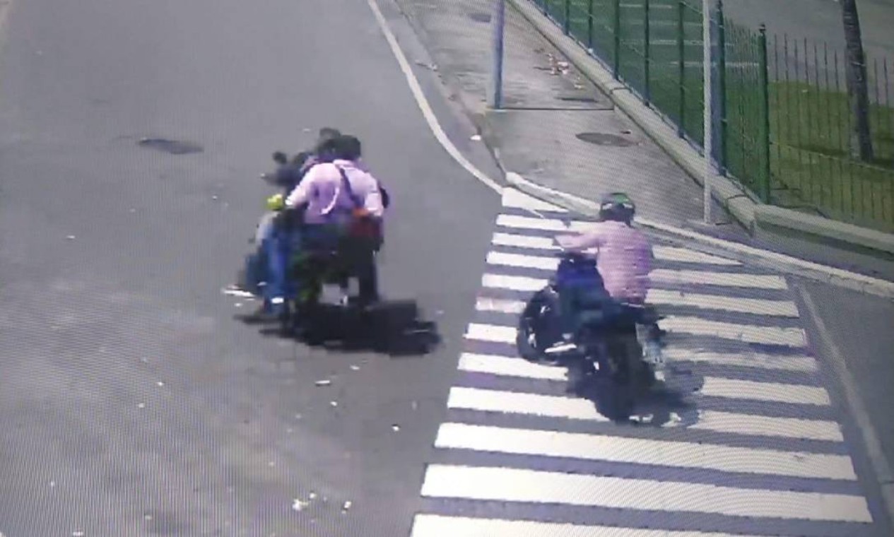 Parte dos bandidos que assaltaram a loja de relógios e canetas fugiram em duas motocicletas Foto: Reprodução
