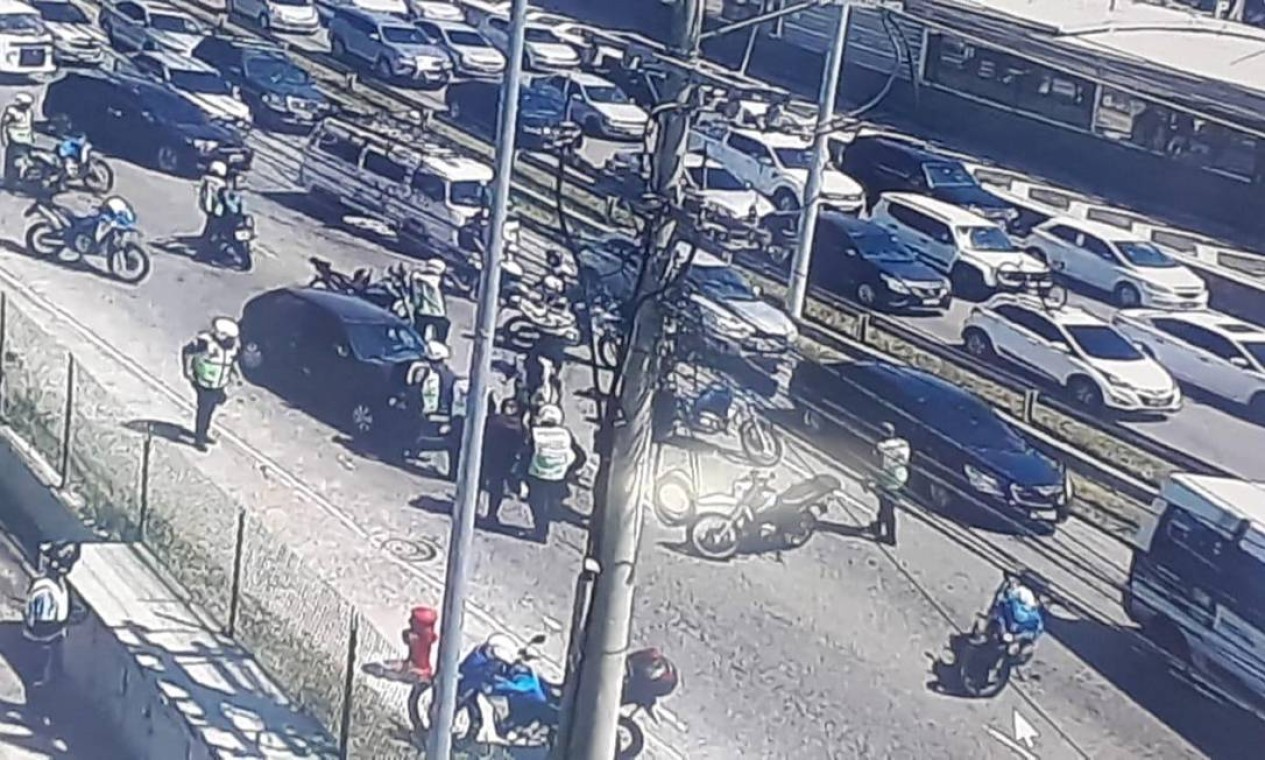 Policiais do Segurança Presente montaram um cerco contra a quadrilha na Avenida Ayrton Senna, logo após eles fugirem do shopping Foto: Reprodução